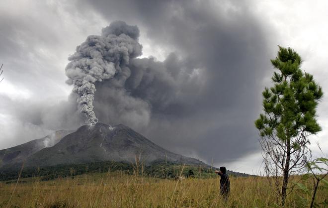gunung-dukono-erupsi-bandara-gamar-malamo-ditutup-hingga-26-agustus