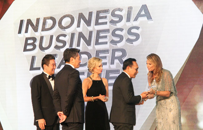 ceo-garuda-indonesia-raih-penghargaan-indonesias-business-leader-awards-2016