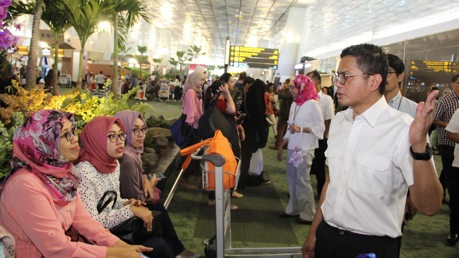 direksi-garuda-indonesia-tinjau-kelancaran-penerbangan-di-terminal-3