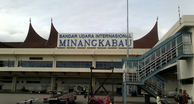 hujan-deras-bandara-minangkabau-ditutup-sementara
