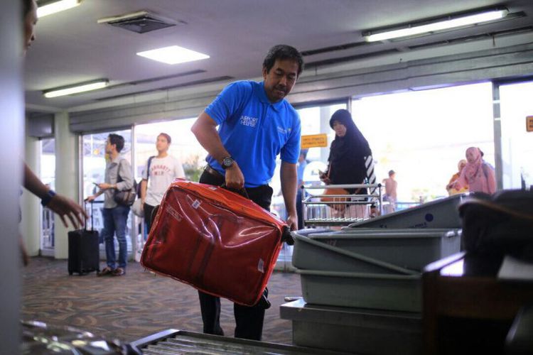 viral-video-helper-malas-malasan-dirut-ap-ii-lakukan-penyamaran