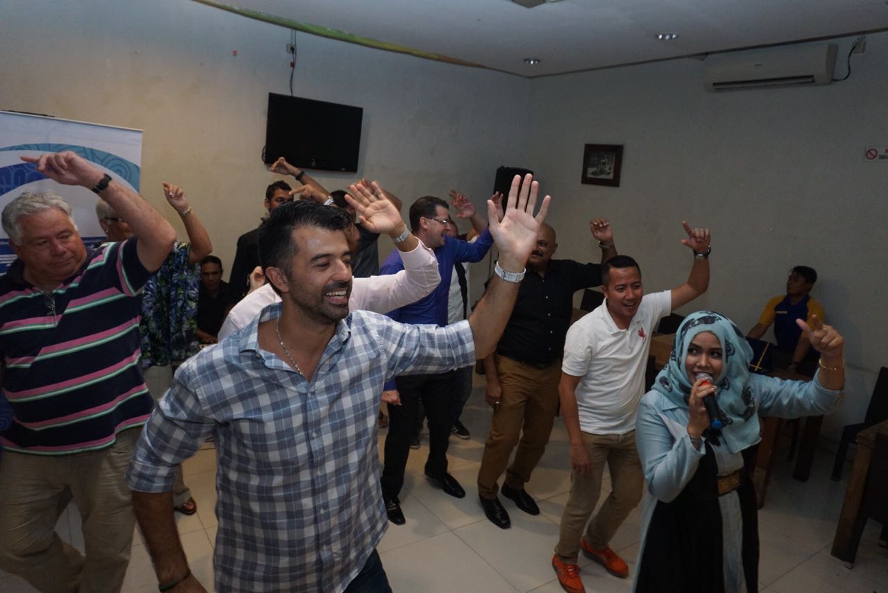 jalin-keakraban-anggota-ifalpa-lewat-goyang-maumere