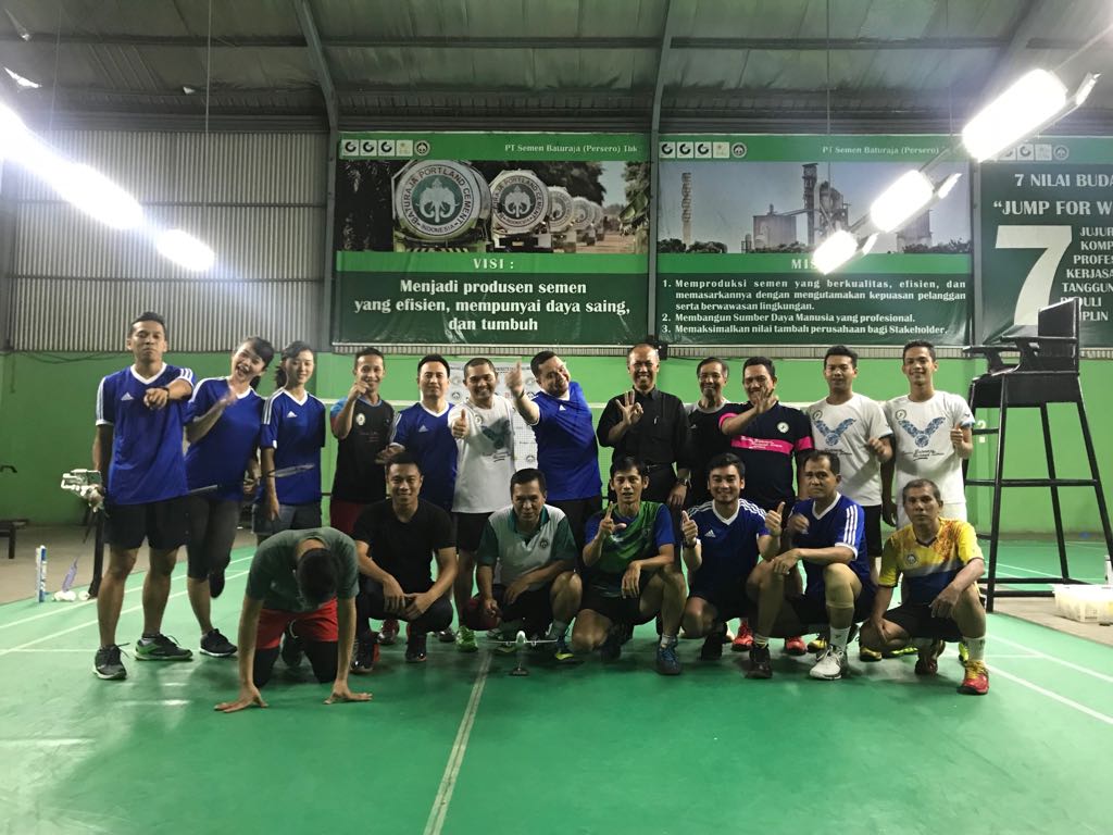 apg-badminton-lakoni-pertandingan-persahabatan-dengan-p-t-semen-batu-raja