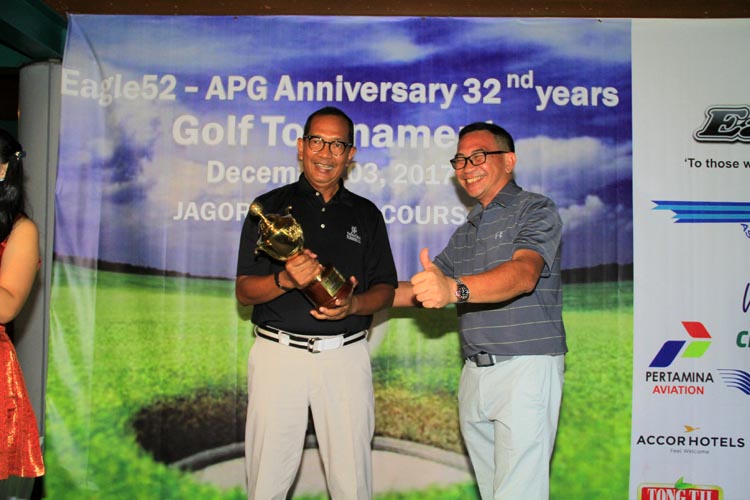 ini-juara-turnamen-golf-eagle52
