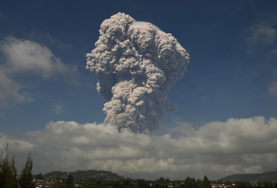 sinabung-erupsi-dahsyat-penerbangan-di-kualanamu-masih-normal