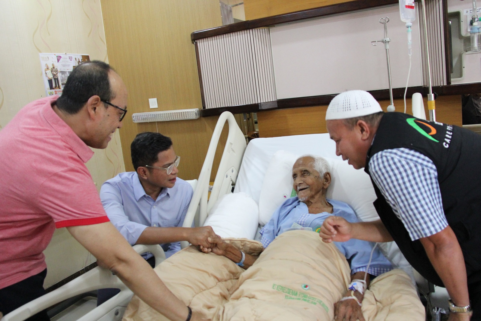 direktur-garuda-indonesia-kunjungi-nyak-sandang-penyumbang-pesawat-pertama-ri