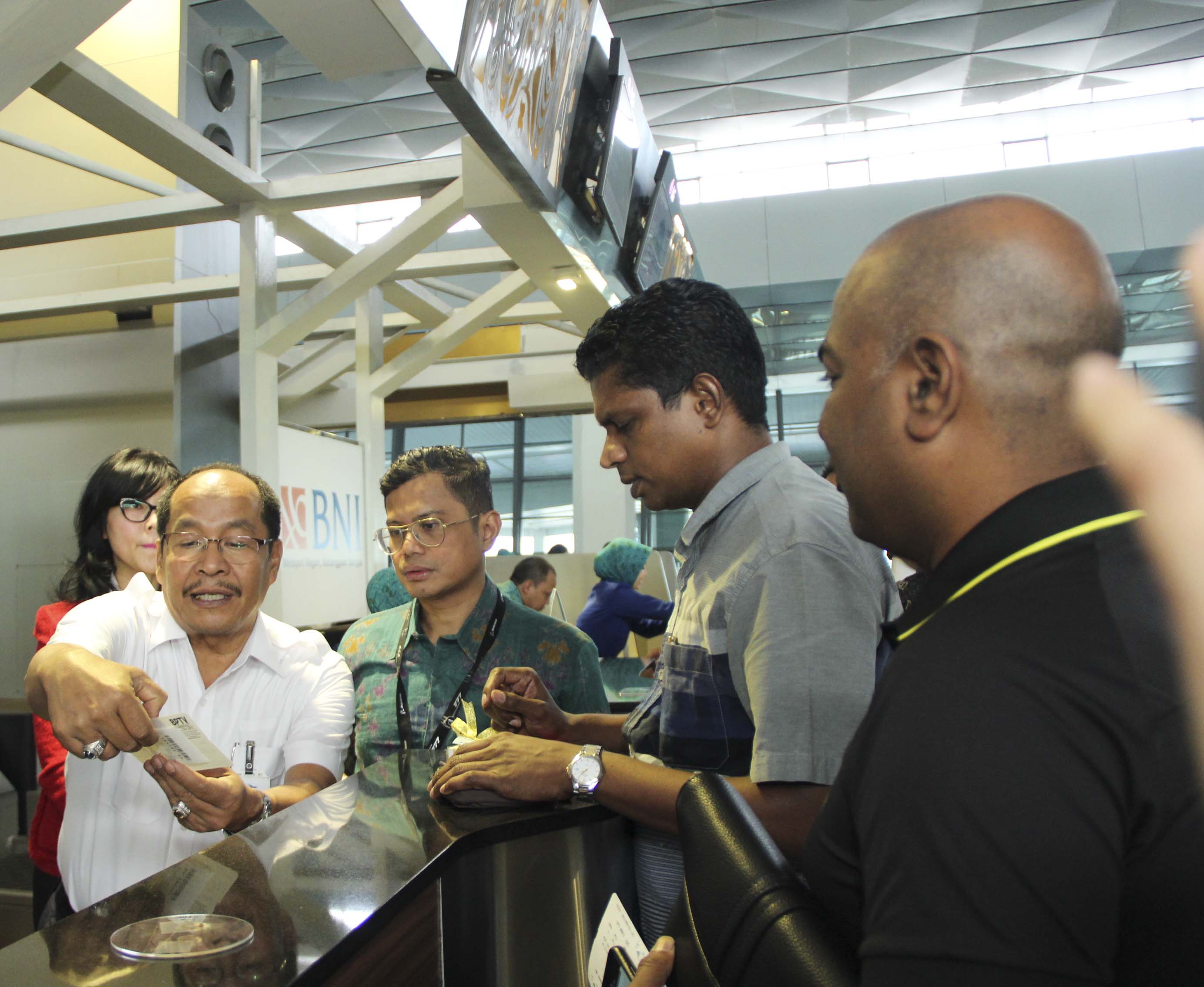 garuda-indonesia-bagikan-cokelat-dan-berikan-diskon