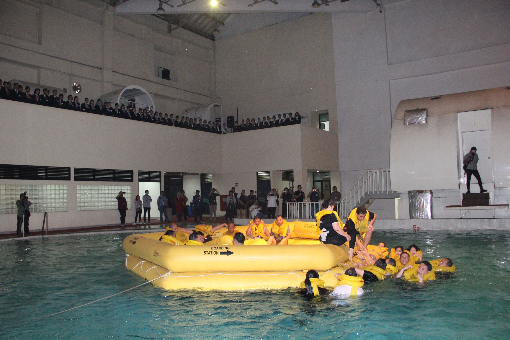 manajemen-dan-karyawan-garuda-indonesia-adakan-pelatihan-safety