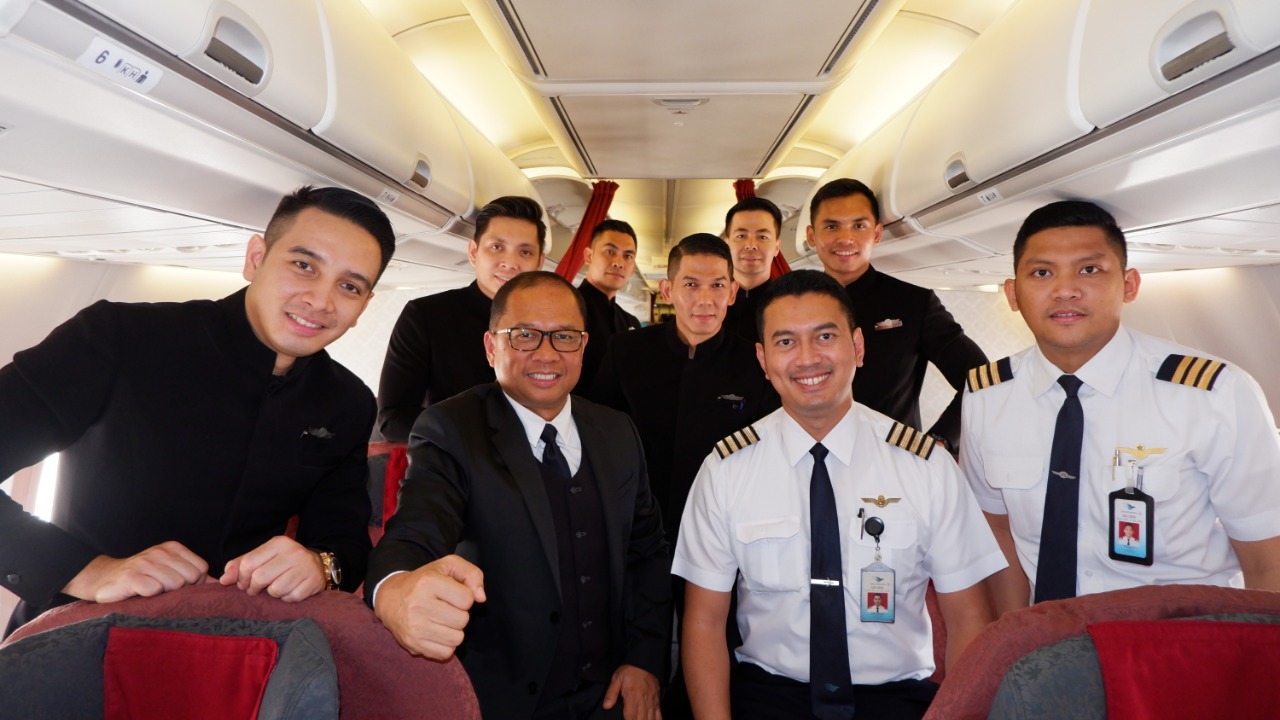 peringati-hari-kartini-garuda-indonesia-diawaki-kru-pesawat-pria