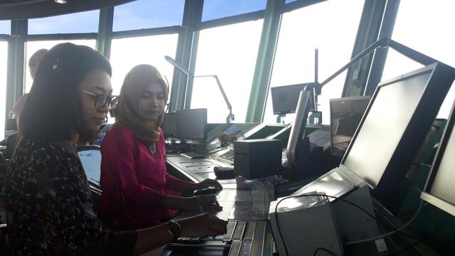 kenakan-kebaya-petugas-atc-atur-lalu-lintas-penerbangan