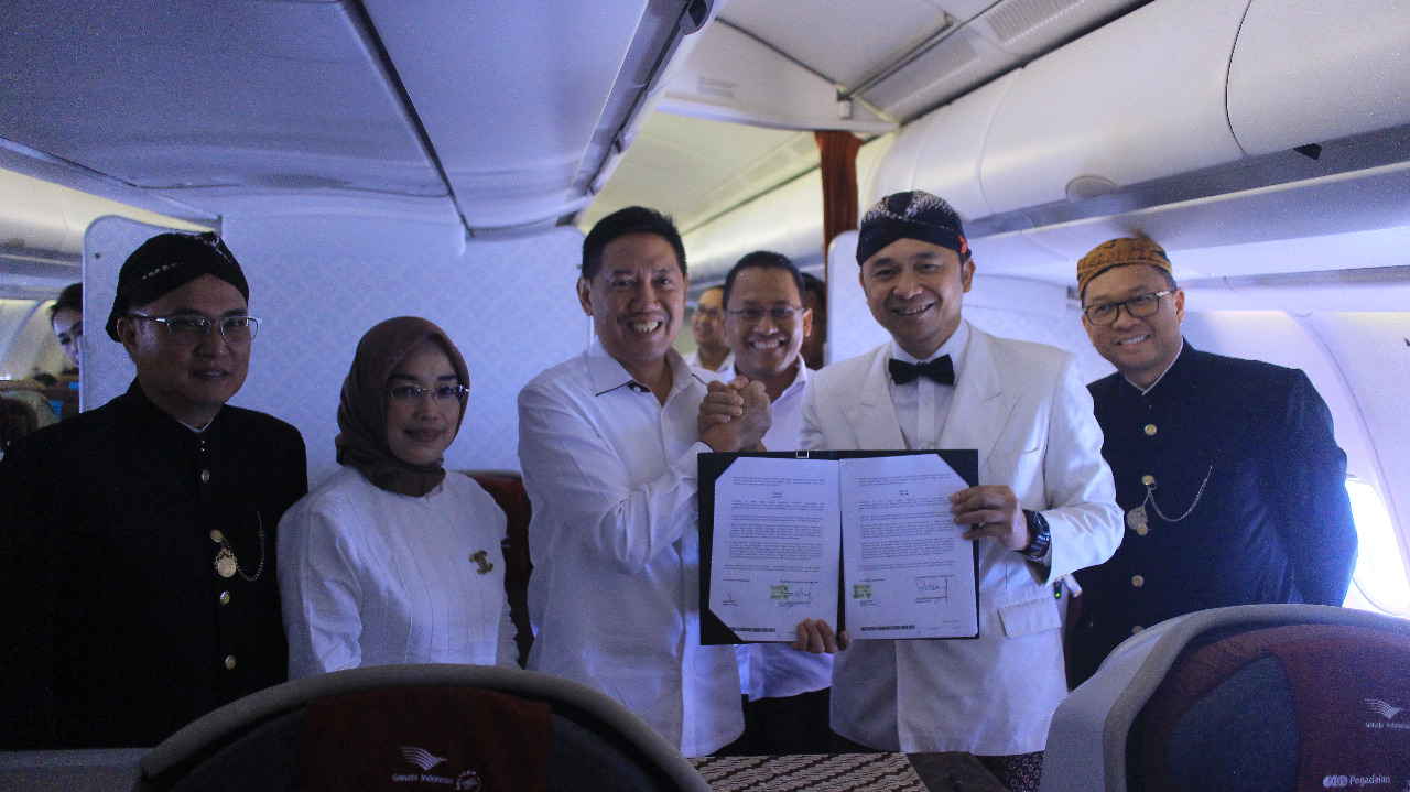 pegadaian-dan-garuda-indonesia-tandatangani-kerja-sama-komersial-dalam-penerbangan-jakarta-denpasar