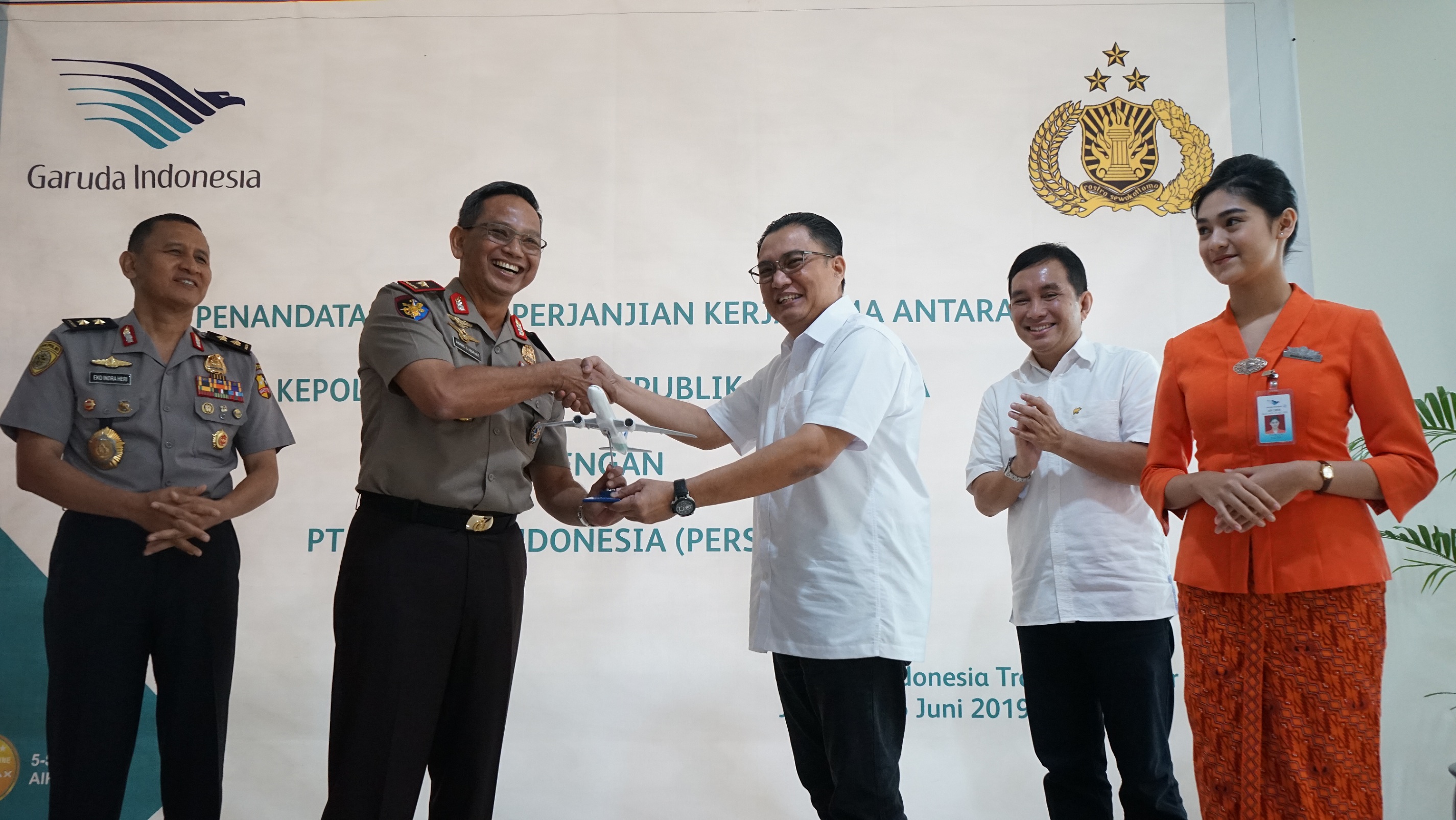 garuda-indonesia-dan-polri-jalin-kerjasama-pelatihan-awak-kabin