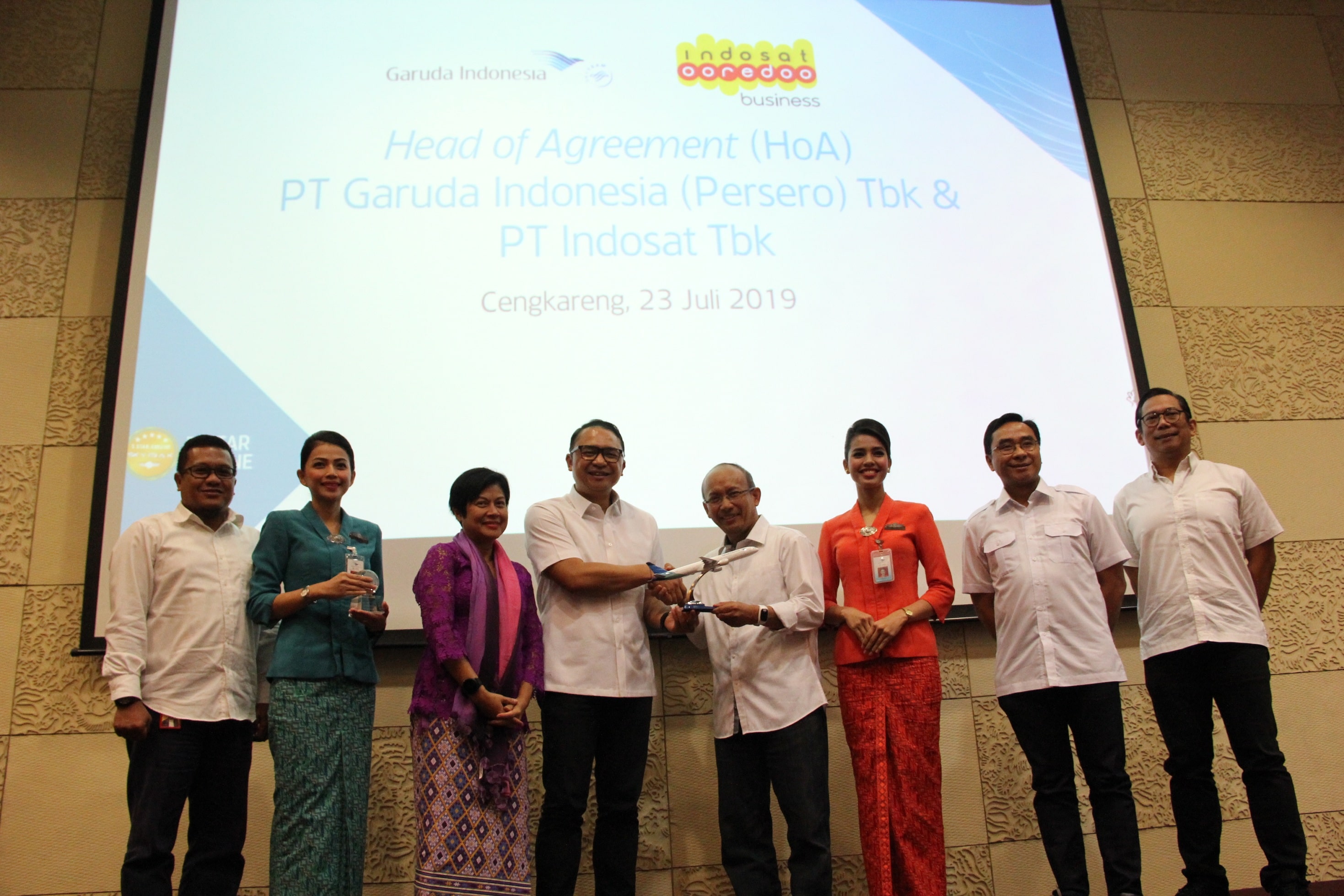 garuda-indonesia-jalin-sinergi-dengan-indosat-ooredoo