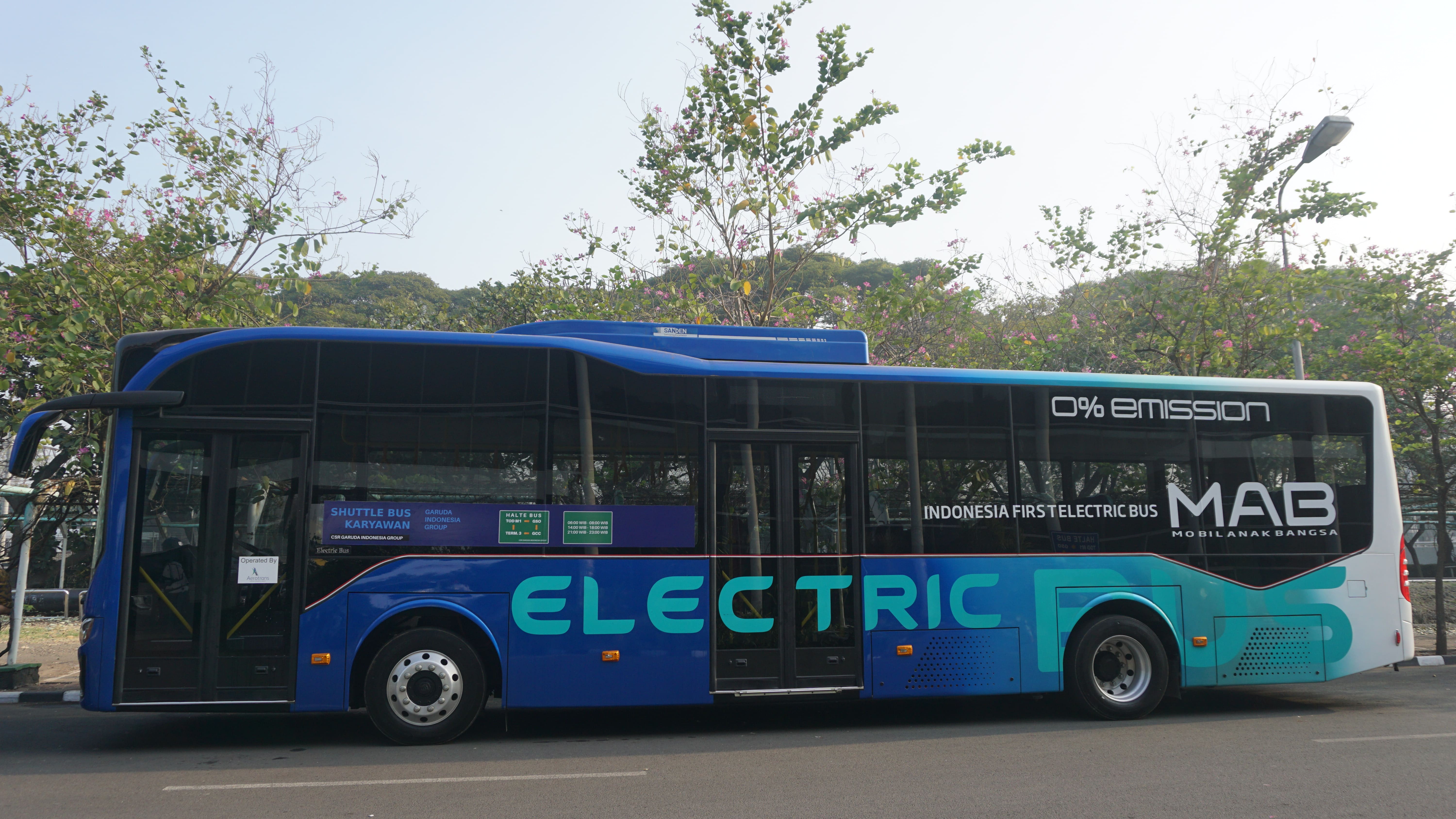 garuda-indonesia-bumn-pertama-yang-operasikan-bus-listrik