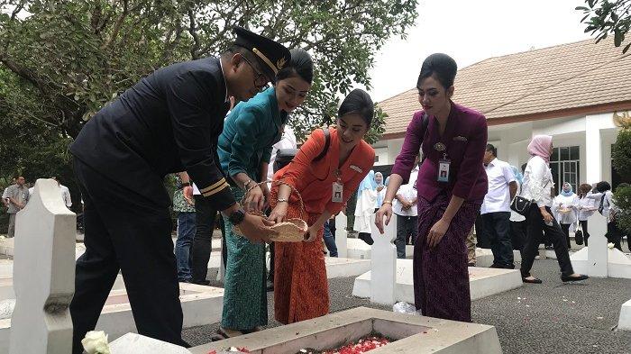 direksi-garuda-indonesia-tabur-bunga-di-makam-pahlawan-tanpa-nama