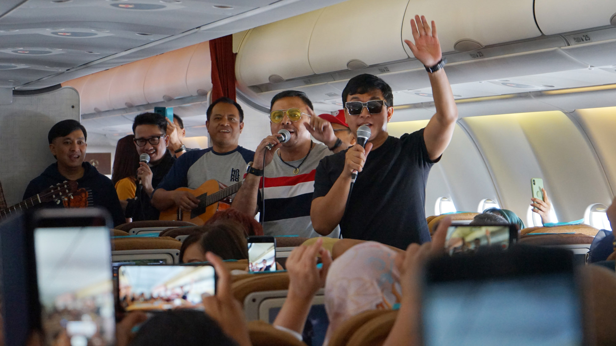 penerbangan-khusus-giacoustic-garuda-indonesia-bersama-yovie-widianto-kahitna-rute-jakarta-kulon-progo-fully-booked