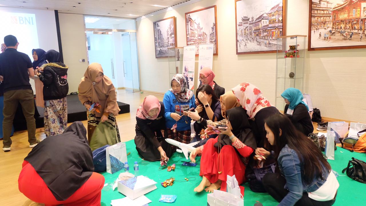 karyawan-garuda-indonesia-latih-tenaga-kerja-migran-di-hongkong-membuat-boneka-khas-indonesia