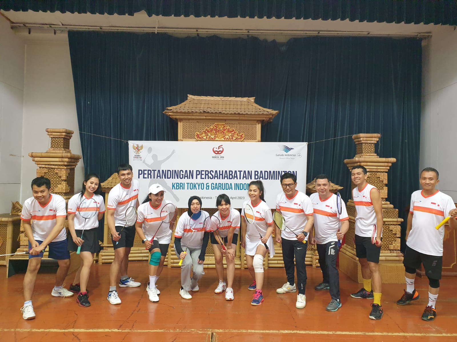 kbri-tokyo-dan-asosiasi-pilot-garuda-gelar-pertandingan-persahabatan-badminton